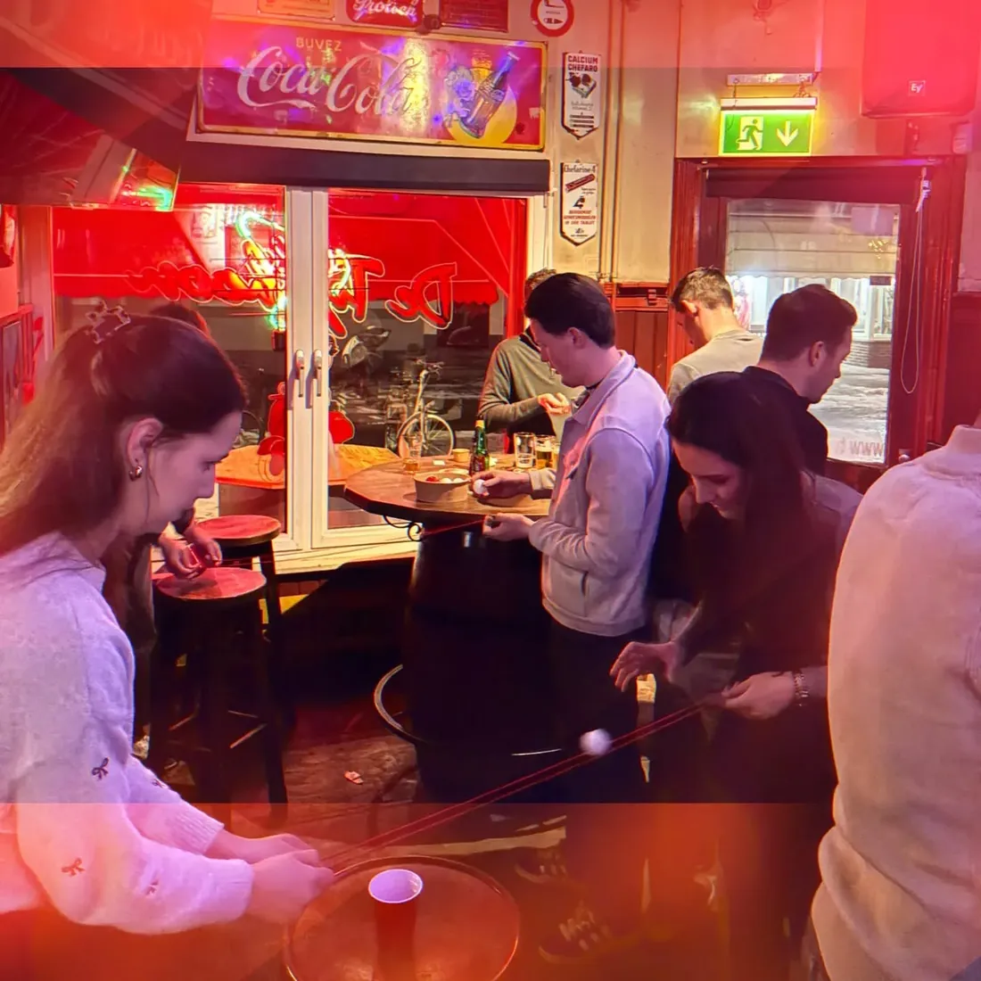 Gasten spelen fanatiek een spelletje in Café De Typhoon