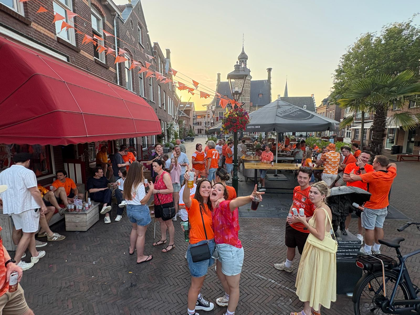 Oranje feest op het terras van De Typhoon tijdens een voetbalavond