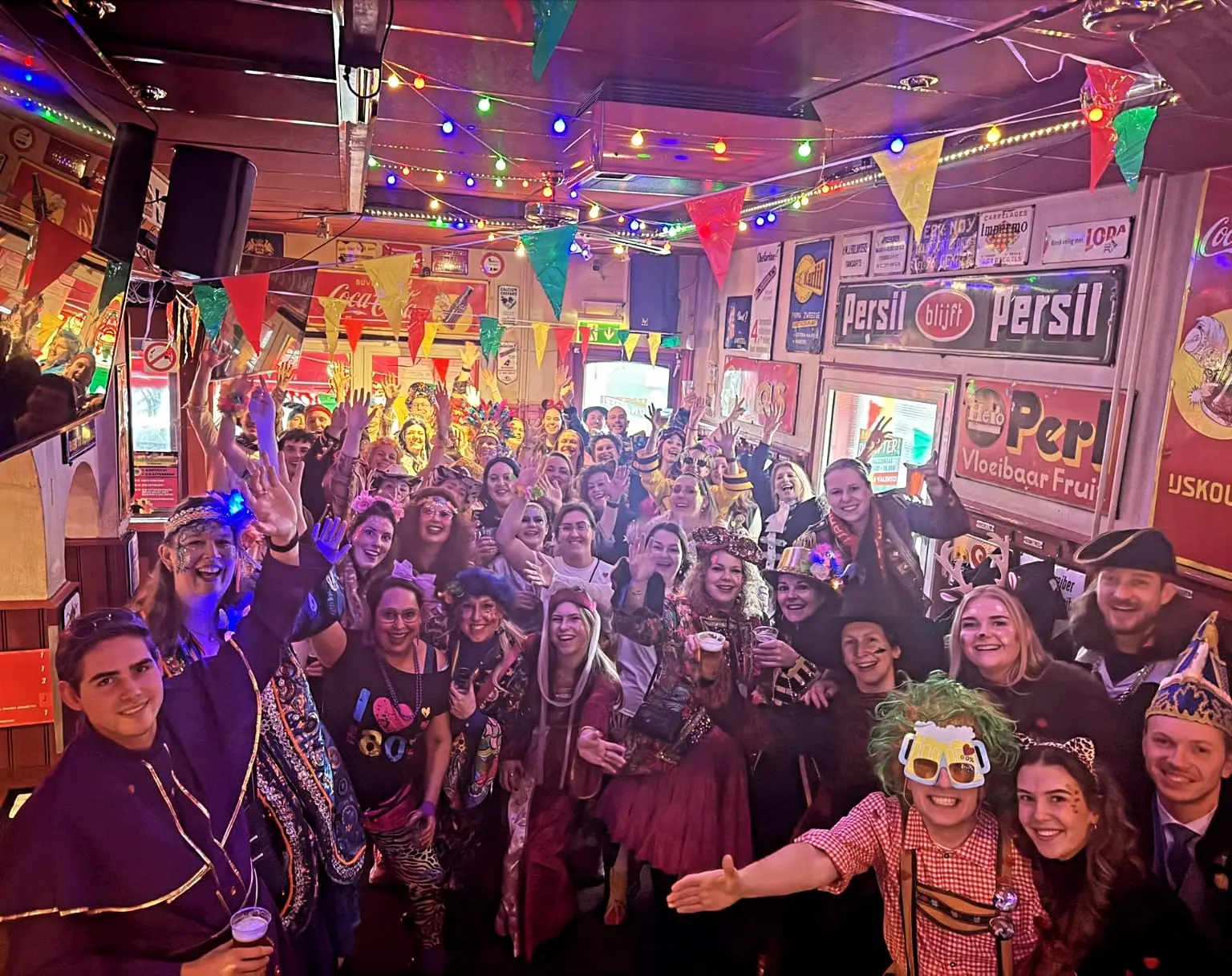 Volle kroeg tijdens carnaval in Café De Typhoon