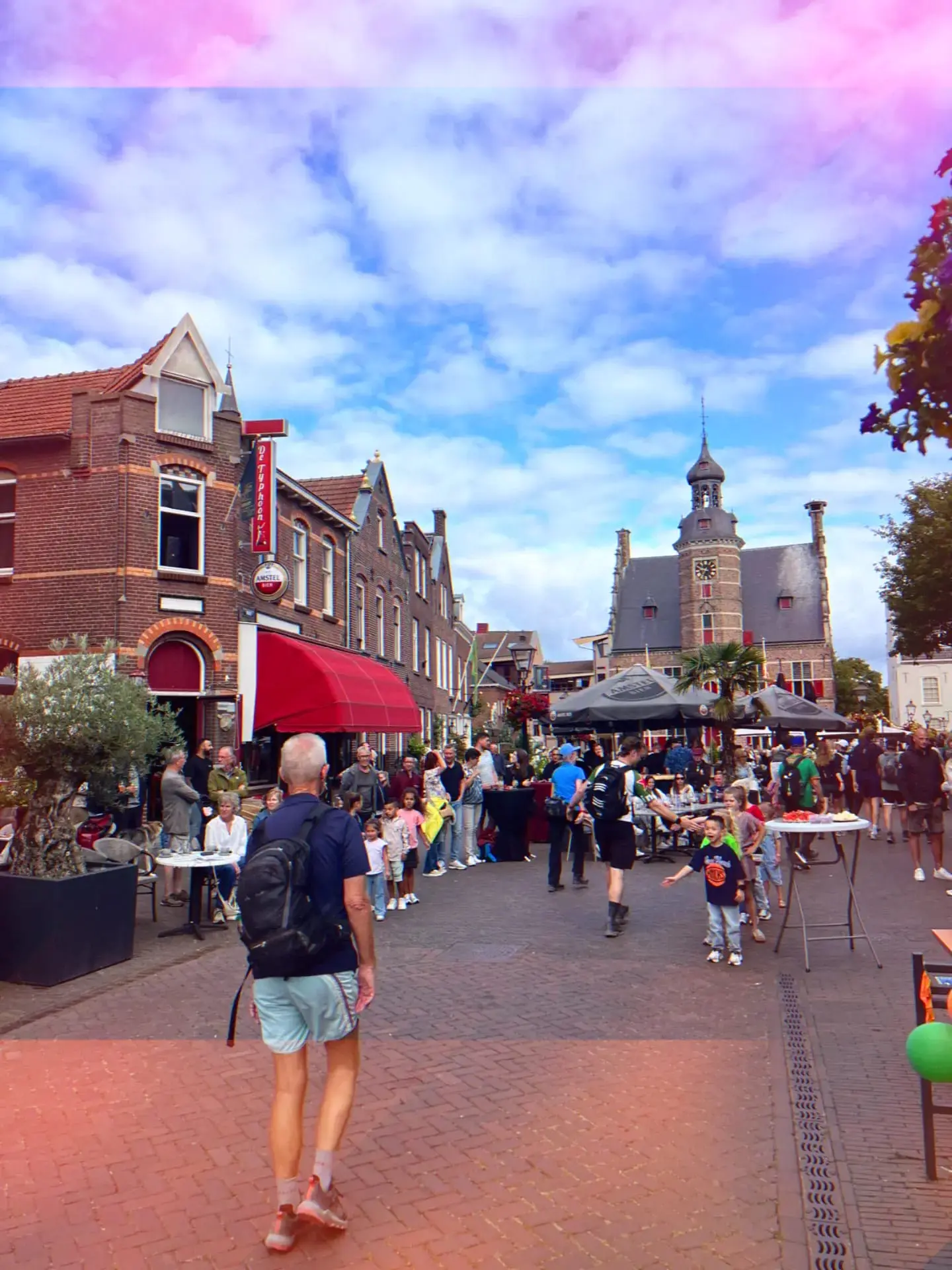 Café De Typhoon aan de Markt in Gennep op een drukke dag