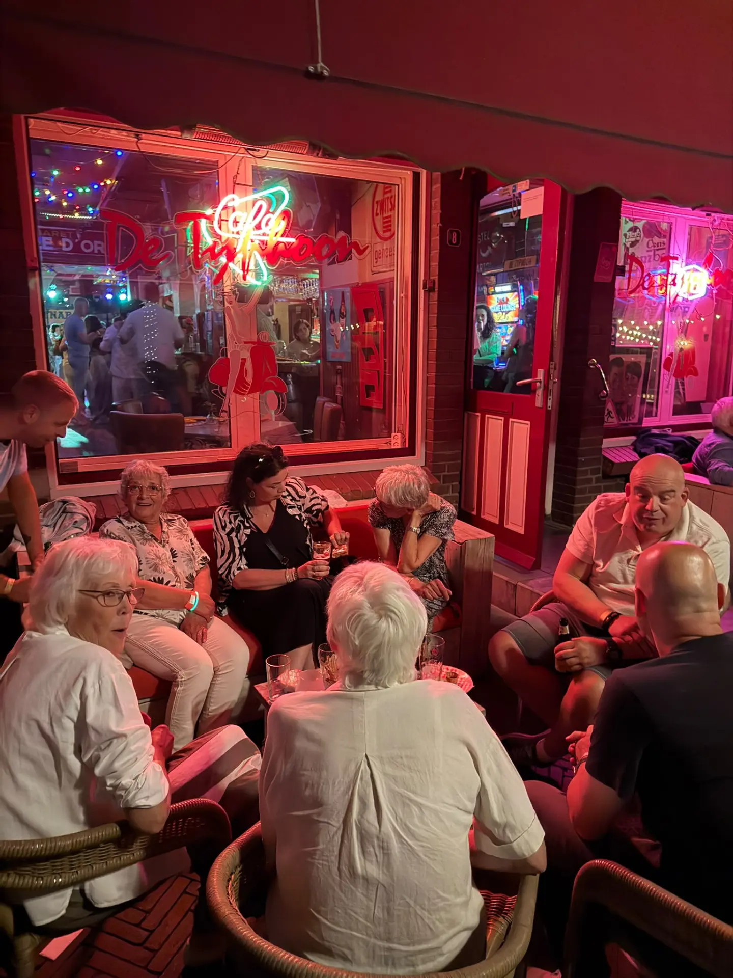 Gezellig druk terras bij Café De Typhoon op de Markt in Gennep